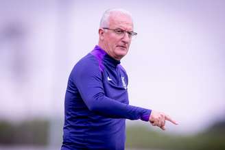 Dorival Jr comandando treino do Corinthians