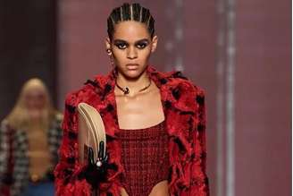 Mika Santos em desfile da Versace 