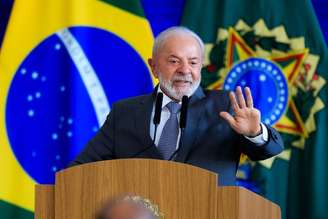 Presidente Lula criticou a atuação do filho do ex-presidente Bolsonaro nos Estados Unidos.