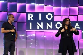 Erick Bretas e Amy Webb falam no palco da RIW