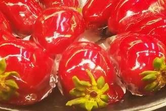 Higienizar a fruta antes de fazer morango do amor evita contaminação e riscos à saúde