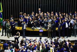 Congressistas apoiadores do ex-presidente Jair Bolsonaro (PL) em protesto de obstrução de mesas diretoras da Câmara e do Senado