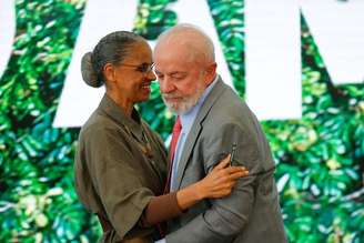O presidente da República Luiz Inácio Lula da Silva (PT) acompanhado da ministra do Meio Ambiente e Mudança do Clima Marina Silva.