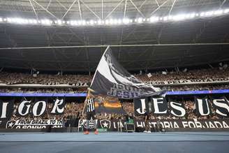 Igor Jesus com seu bandeirão 