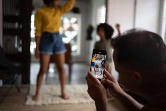 Fenômeno é antigo, mas tomou uma nova dimensão com as redes sociais, em que curtidas e compartilhamentos incentivam pessoas a se exporem cada vez mais