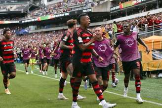 Bruno Henrique vibra após abrir o placar contra o Chelsea