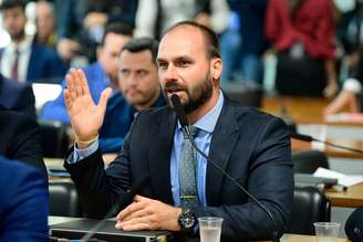 Eduardo Bolsonaro se autoexilou nos EUA e articula sanções contra o Brasil e autoridades nacionais.