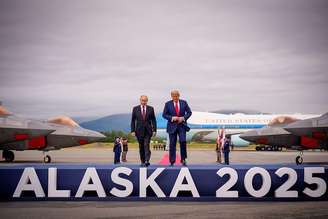 O presidente dos EUA, Donald Trump, e o presidente russo, Vladimir Putin, chegam à Base Conjunta Elmendorf-Richardson em 15 de agosto de 2025 em Anchorage, Alasca