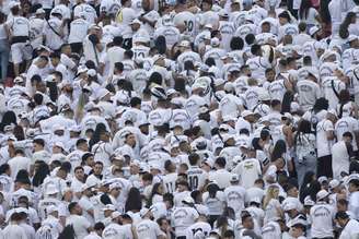 Torcida santista protesta após goleada do Santos sobre o Vasco