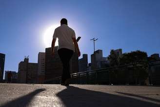 Movimentação na Passarela dos Piques, no centro de São Paulo, em tarde de forte calor.