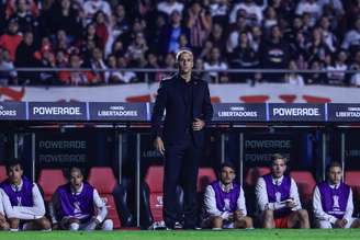 Hernán Crespo, técnico do São Paulo, durante partida contra o Atlético Nacional no estádio Morumbi pelo campeonato Copa Libertadores 2025.