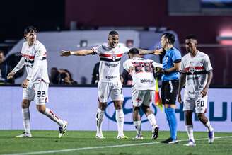 André Silva comemora gol que abriu o placar para o São Paulo