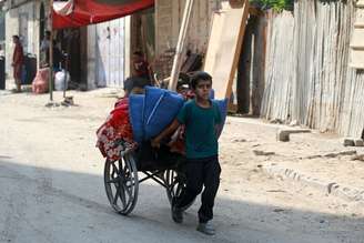 Menino palestino caminha pela Cidade de Gaza