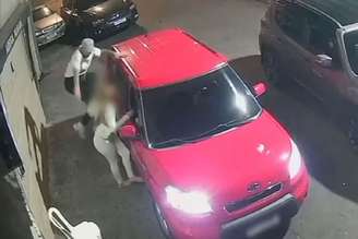 Homem agride ex-namorada com chutes e voadora pelas costas.