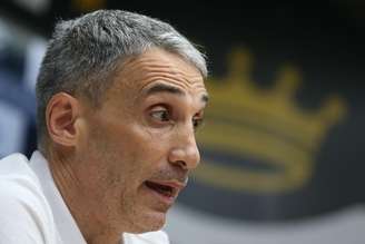 Juan Pablo Vojvoda em coletiva de apresentação no Santos