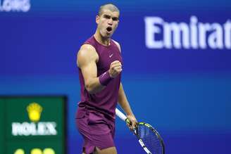 Carlos Alcaraz, da Espanha, comemora após vencer o segundo set contra Reilly Opelka, dos Estados Unidos, durante a partida da primeira rodada de simples masculino no segundo dia do US Open de 2025