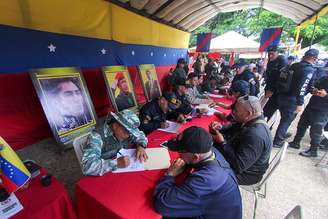 Autoridades do governo venezuelano realizam atividades de recrutamento visando cidadãos e funcionários públicos como parte do plano de defesa nacional.