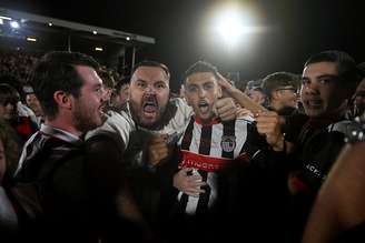 Torcedores invadem gramado na Inglaterra