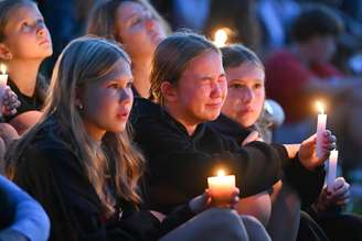 Crianças choram durante homenagem às vítimas do tiroteio em escola católica em Minneapolis