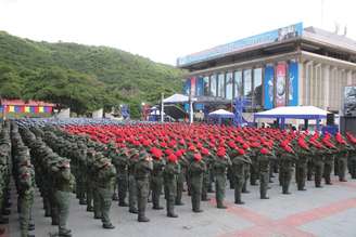 Exército venezuelano em posição durante treinamento militar