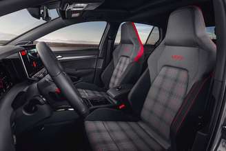Interior do novo Golf GTI está mais moderno, mas mantém opção de tecido xadrez nos bancos