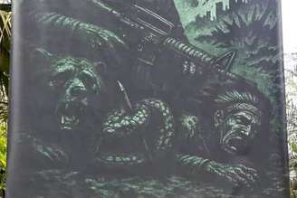 Faixa mostra uma pessoa indígena sendo pisoteada e com uma arma apontada para a cabeça: referência ao curso de Medicina da Unifesp.