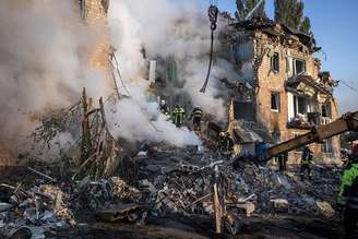 Equipes de emergência e bombeiros buscam vítimas de um ataque russo a um prédio de apartamentos no leste de Kiev, em 29 de agosto de 2025, em Kiev, Ucrânia.