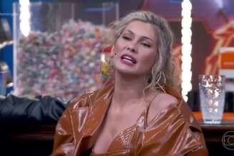 Lívia foi interrompida por Luciano Huck ao fazer menção à treta entre Allan Santos e Dado Dolabella, envolvendo Wanessa Camargo