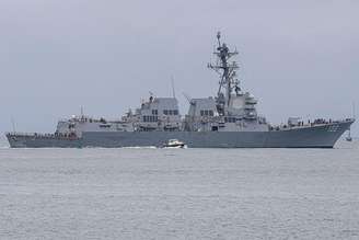 O navio de guerra americano Sampson foi visto em um porto no Panamá na terça-feira.