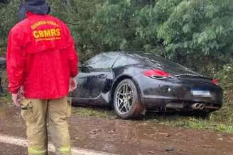 Motorista perdeu controle e veículo saiu da pista