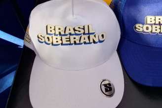Bonés com frase "Brasil Soberano" foram distribuídos pelo governo em Brasília