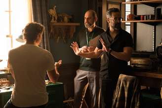 Pedro Pascal, Craig Mazin e Neil Druckmann durante as filmagens da segunda temporada de 'The Last of Us'
