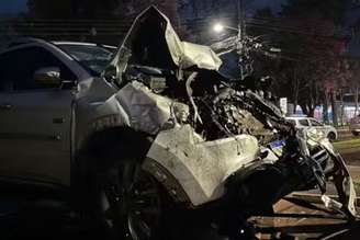 Carro ficou destruído após a colisão