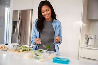 Montar marmitas para a semana ajuda a manter a alimentação equilibrada, mesmo em meio a uma rotina corrida
