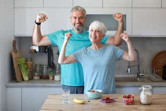 Frutas, cereais integrais e hidratação adequada estão entre as opções de alimentos e bebidas que auxiliam na energia diária