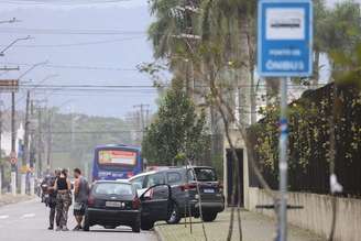 Viatura da Polícia Militar para veículo para vistoria na R. Valter José em Praia Grande, cidade da Baixada Santista, no dia seguinte ao assassinato do ex-delegado-geral da Polícia Civil.