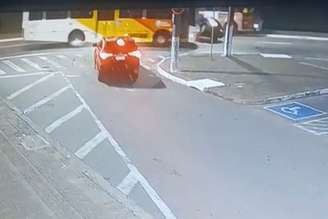 Carro do delegado colide com dois ônibus durante a perseguição