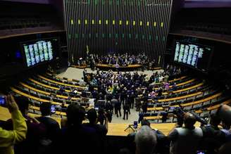 O plenário da Câmara dos Deputados aprovou a 'PEC da Blindagem' por 344 votos a 133