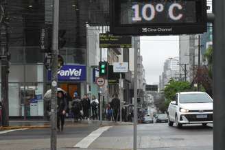 Tempo frio, com chuva intermitente, céu nublado, e temperatura entre 9ºC e 10º C em Caixas do Sul (RS), no dia 5 de setembro.
