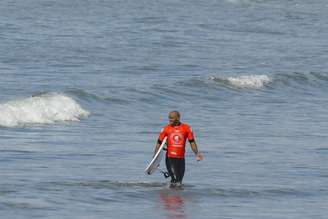 Jadson André durante o 2º dia de competições do Circuito Banco do Brasil de Surfe na Praia da Vila, em Imbituba (SC)