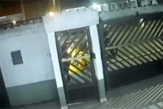 Motoboy agride cliente com golpe de capacete durante discussão em Santos (SP)