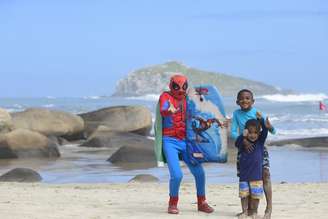 'Meu barato é roubar a cena dos surfistas': conheça Idênio Vieira, 79, o 'super-herói' que anima etapa da WSL em SC