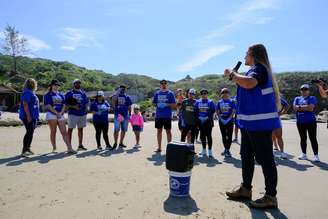 Mutirão sensibiliza sobre poluição do oceano em etapa da WSL em SC: 'Inspirar outras pessoas'