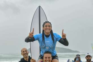 Conheça Daniella Rosas, campeã do 1º torneio feminino da WSL na histórica Praia da Vila, em Imbituba