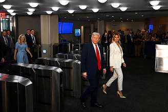 O presidente dos EUA, Donald Trump (C), e a primeira-dama Melania Trump (C-D) chegam enquanto líderes mundiais se reúnem para a 80ª sessão da Assembleia Geral da ONU (AGNU), em 23 de setembro de 2025, na cidade de Nova York. Líderes mundiais se reuniram para a 80ª sessão da AGNU, cujo tema deste ano para o encontro global anual é "Melhores juntos: 80 anos e mais pela paz, desenvolvimento e direitos humanos"