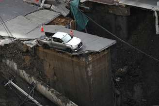 Cratera de 50 metros quase engoliu caminhonete em Bangkok