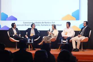 Da esquerda para a direita: Alex Sato, Daniel Aragão, Cristiane Cordeiro (moderadora), Thales Said e Giovani Vanone; participantes do painel no Cidade CSC