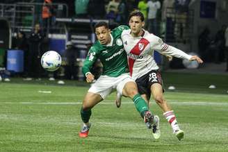 Vitor Roque disputa bola com jogador do River Plate