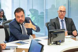 Delegado Felipe Curi ao lado do governador Claudio Castro 