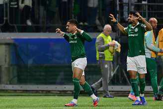 Roque e Flaco comemoram gol do Palmeiras contra o River